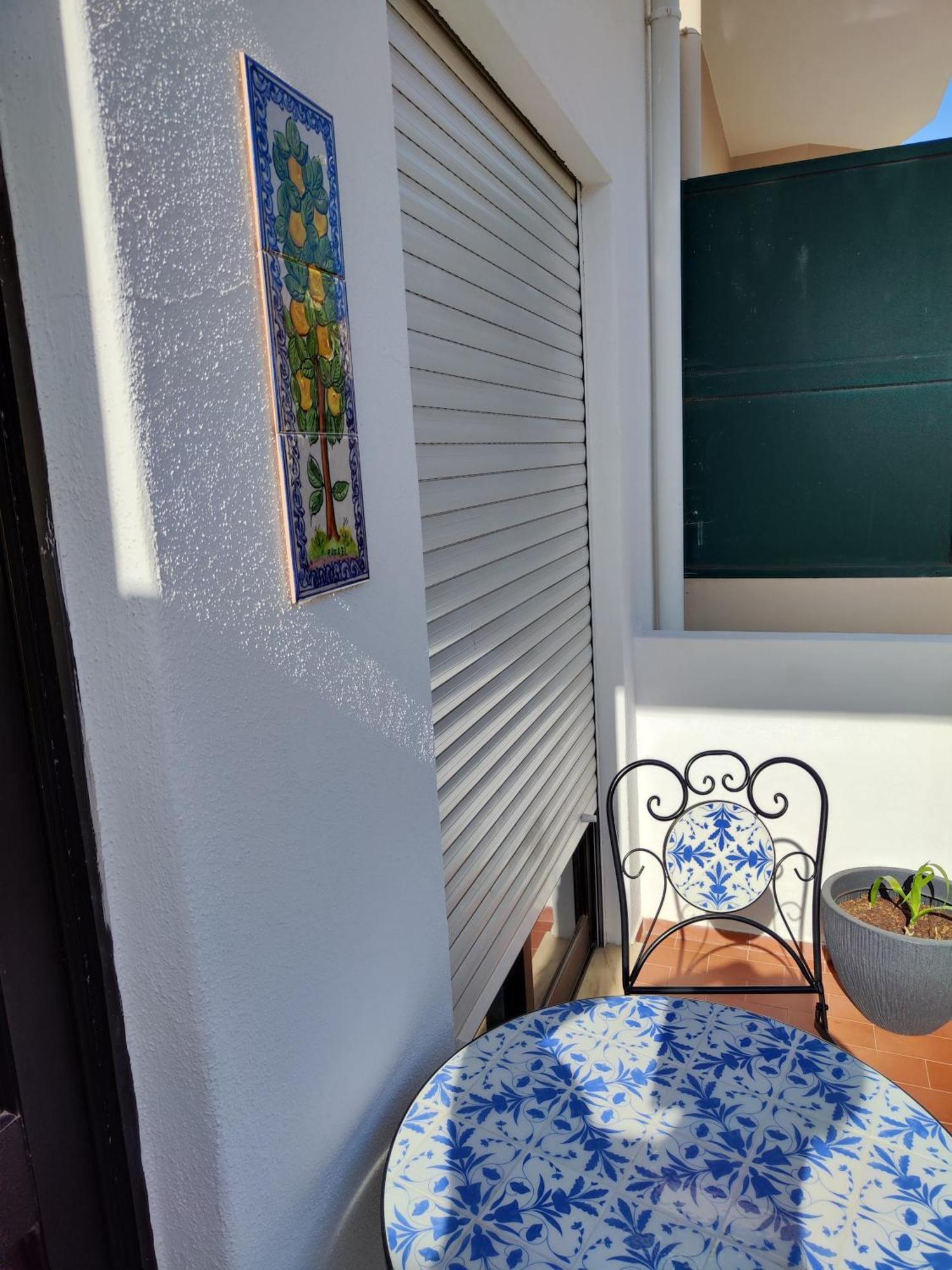Casa Oliveira - Sunny 2-Bed Retreat Steps From The Beach Armacao de Pera Exterior photo